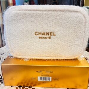 Chanel Beauté White Cosmetic Bag .